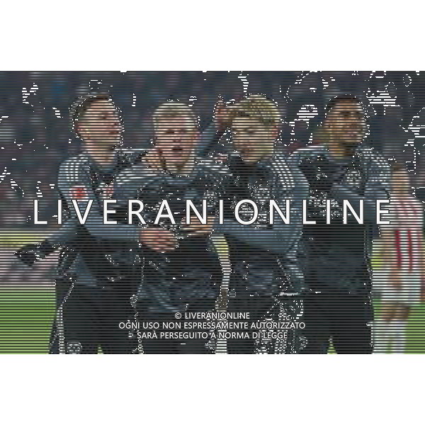 1. Bundesliga - 25/26 - 1. FC Köln - Eintracht Frankfurt am 22.11.2025 im RheinEnergieSTADION in Köln Jubel, Torjubel, Torschuetze, Torschütze Jonathan / Jonny Burkardt (Frankfurt 9) jubelt nach seinem Tor zum 1 zu 3 mit der Mannschaft, hier mit Mario Götze / Goetze / Gotze (Frankfurt 27), Ansgar Knauff (Frankfurt 7) und Ritsu Doan (Frankfurt 20) Foto: osnapix / Marcus Hirnschal DFL regulations prohibit any use of photographs as image sequences and/or quasi-video / action press KARMAPRESS-AG ALDO LIVERANI SAS