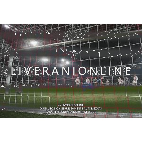 1. Bundesliga - 25/26 - 1. FC Köln - Eintracht Frankfurt am 22.11.2025 im RheinEnergieSTADION in Köln Mahmoud / Mo Dahoud (Frankfurt 18) erzielt gegen Torwart Marvin Schwäbe / Schwaebe (Koeln 1) das Tor zum 1 zu 2 Foto: osnapix / Marcus Hirnschal DFL regulations prohibit any use of photographs as image sequences and/or quasi-video / action press KARMAPRESS-AG ALDO LIVERANI SAS