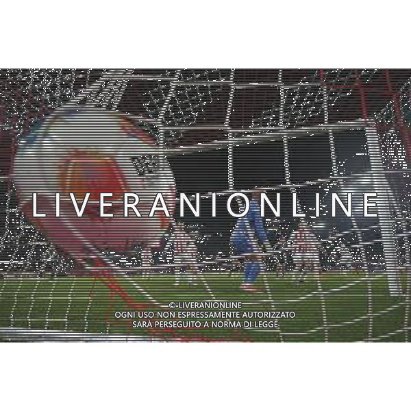 1. Bundesliga - 25/26 - 1. FC Köln - Eintracht Frankfurt am 22.11.2025 im RheinEnergieSTADION in Köln Arthur Theate (Frankfurt 3) erzielt gegen Torwart Marvin Schwäbe / Schwaebe (Koeln 1) das Tor zum 1 zu 1 Foto: osnapix / Marcus Hirnschal DFL regulations prohibit any use of photographs as image sequences and/or quasi-video / action press KARMAPRESS-AG ALDO LIVERANI SAS