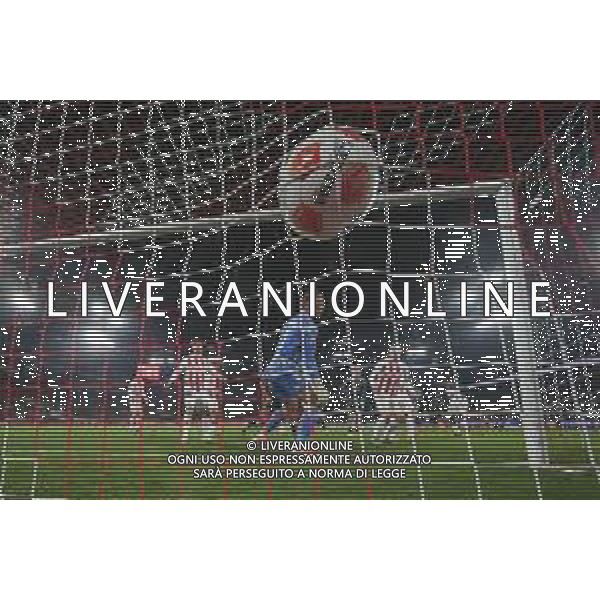 1. Bundesliga - 25/26 - 1. FC Köln - Eintracht Frankfurt am 22.11.2025 im RheinEnergieSTADION in Köln Arthur Theate (Frankfurt 3) erzielt gegen Torwart Marvin Schwäbe / Schwaebe (Koeln 1) das Tor zum 1 zu 1 Foto: osnapix / Marcus Hirnschal DFL regulations prohibit any use of photographs as image sequences and/or quasi-video / action press KARMAPRESS-AG ALDO LIVERANI SAS