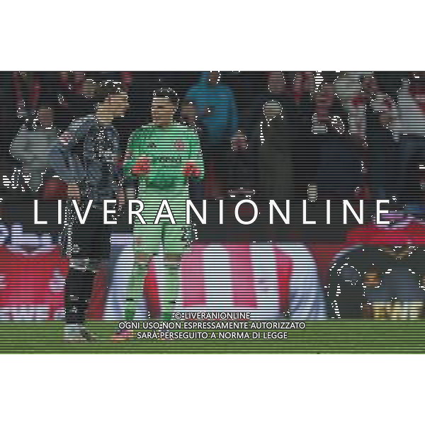 1. Bundesliga - 25/26 - 1. FC Köln - Eintracht Frankfurt am 22.11.2025 im RheinEnergieSTADION in Köln Diskussionen bei Robin Koch (Frankfurt 4) und Torwart Michael Zetterer (Frankfurt 23) nach dem Tor zum 1 zu 0 durch Jakub Kaminski (Koeln 16) Foto: osnapix / Marcus Hirnschal DFL regulations prohibit any use of photographs as image sequences and/or quasi-video / action press KARMAPRESS-AG ALDO LIVERANI SAS