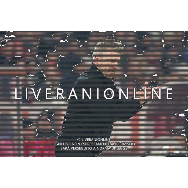 1. Bundesliga - 25/26 - 1. FC Köln - Eintracht Frankfurt am 22.11.2025 im RheinEnergieSTADION in Köln Trainer Lukasz Kwasniok (Koeln) ist zufrieden, klatscht, klatschen, applaus, applaudiert Foto: osnapix / Marcus Hirnschal DFL regulations prohibit any use of photographs as image sequences and/or quasi-video / action press KARMAPRESS-AG ALDO LIVERANI SAS