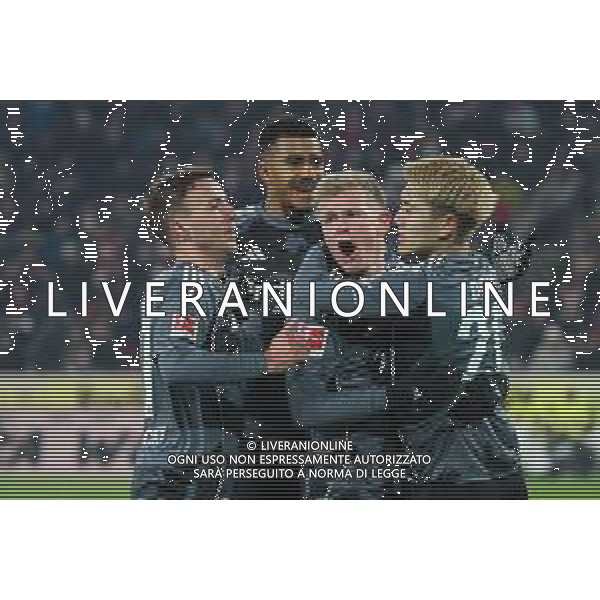 1. Bundesliga - 25/26 - 1. FC Köln - Eintracht Frankfurt am 22.11.2025 im RheinEnergieSTADION in Köln Jubel, Torjubel, Torschuetze, Torschütze Jonathan / Jonny Burkardt (Frankfurt 9) jubelt nach seinem Tor zum 1 zu 3 mit der Mannschaft, hier mit Mario Götze / Goetze / Gotze (Frankfurt 27), Ansgar Knauff (Frankfurt 7) und Ritsu Doan (Frankfurt 20) Foto: osnapix / Marcus Hirnschal DFL regulations prohibit any use of photographs as image sequences and/or quasi-video / action press KARMAPRESS-AG ALDO LIVERANI SAS