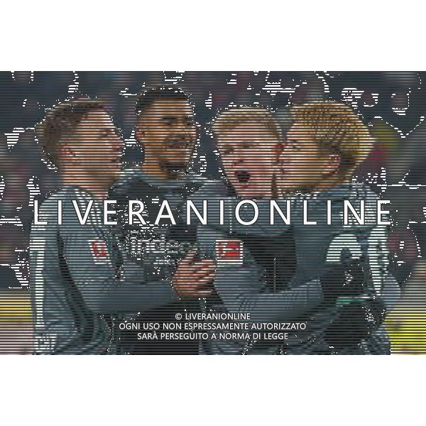 1. Bundesliga - 25/26 - 1. FC Köln - Eintracht Frankfurt am 22.11.2025 im RheinEnergieSTADION in Köln Jubel, Torjubel, Torschuetze, Torschütze Jonathan / Jonny Burkardt (Frankfurt 9) jubelt nach seinem Tor zum 1 zu 3 mit der Mannschaft, hier mit Mario Götze / Goetze / Gotze (Frankfurt 27), Ansgar Knauff (Frankfurt 7) und Ritsu Doan (Frankfurt 20) Foto: osnapix / Marcus Hirnschal DFL regulations prohibit any use of photographs as image sequences and/or quasi-video / action press