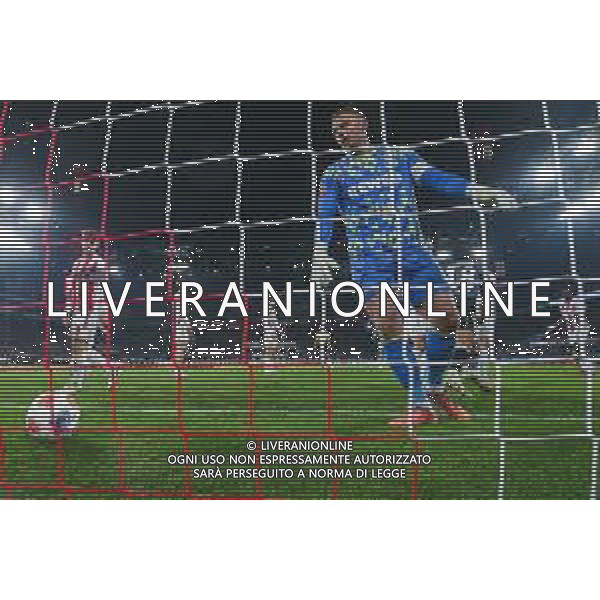 1. Bundesliga - 25/26 - 1. FC Köln - Eintracht Frankfurt am 22.11.2025 im RheinEnergieSTADION in Köln Torwart Marvin Schwäbe / Schwaebe (Koeln 1) ist geschlagen nach den Tor zum 1 zu 3 durch Jonathan / Jonny Burkardt (Frankfurt 9) Foto: osnapix / Marcus Hirnschal DFL regulations prohibit any use of photographs as image sequences and/or quasi-video / action press