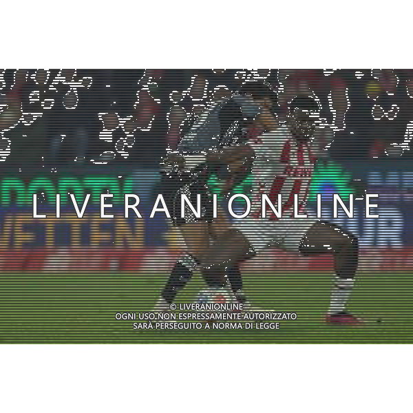 1. Bundesliga - 25/26 - 1. FC Köln - Eintracht Frankfurt am 22.11.2025 im RheinEnergieSTADION in Köln Mahmoud / Mo Dahoud (Frankfurt 18) gegen Ragnar Ache (Koeln 9) Foto: osnapix / Marcus Hirnschal DFL regulations prohibit any use of photographs as image sequences and/or quasi-video / action press