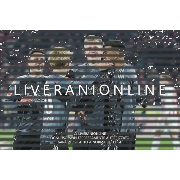 1. Bundesliga - 25/26 - 1. FC Köln - Eintracht Frankfurt am 22.11.2025 im RheinEnergieSTADION in Köln Jubel, Torjubel, Torschuetze, Torschütze Jonathan / Jonny Burkardt (Frankfurt 9) jubelt nach seinem Tor zum 1 zu 4 mit der Mannschaft, hier mit Mario Götze / Goetze / Gotze (Frankfurt 27), Ansgar Knauff (Frankfurt 7) und Ritsu Doan (Frankfurt 20) Foto: osnapix / Marcus Hirnschal DFL regulations prohibit any use of photographs as image sequences and/or quasi-video / action press