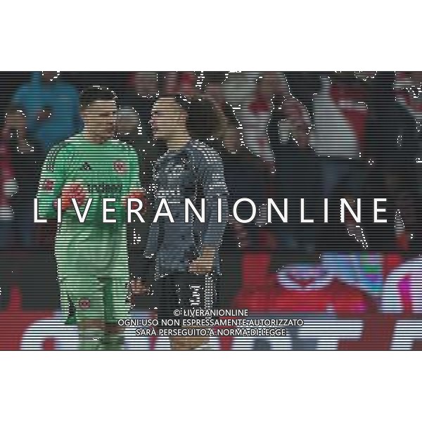 1. Bundesliga - 25/26 - 1. FC Köln - Eintracht Frankfurt am 22.11.2025 im RheinEnergieSTADION in Köln Diskussionen bei Arthur Theate (Frankfurt 3) und Torwart Michael Zetterer (Frankfurt 23) nach dem Tor zum 1 zu 0 durch Jakub Kaminski (Koeln 16) Foto: osnapix / Marcus Hirnschal DFL regulations prohibit any use of photographs as image sequences and/or quasi-video / action press AG KARMAPRESS-AG ALDO LIVERANI SAS