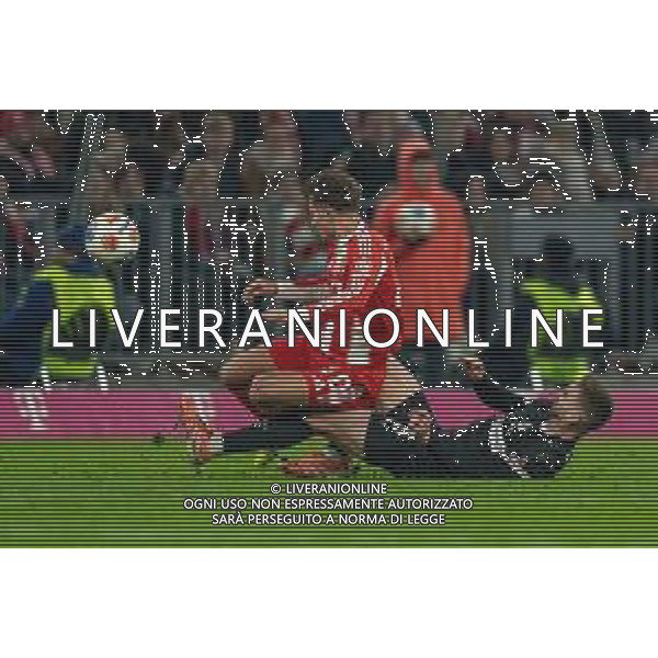im Zweikampf, Aktion, mit Tom Bischof #20 (FC Bayern Muenchen), James Sands #6 (FC St. Pauli), FC Bayern Muenchen vs. FC St. Pauli, Fussball, 1. Bundesliga, 12. Spieltag, 29.11.2025 DFB regulations prohibit any use of photographs as image sequences and/or quasi-video / action press AG KARMAPRESS-AG ALDO LIVERANI SAS