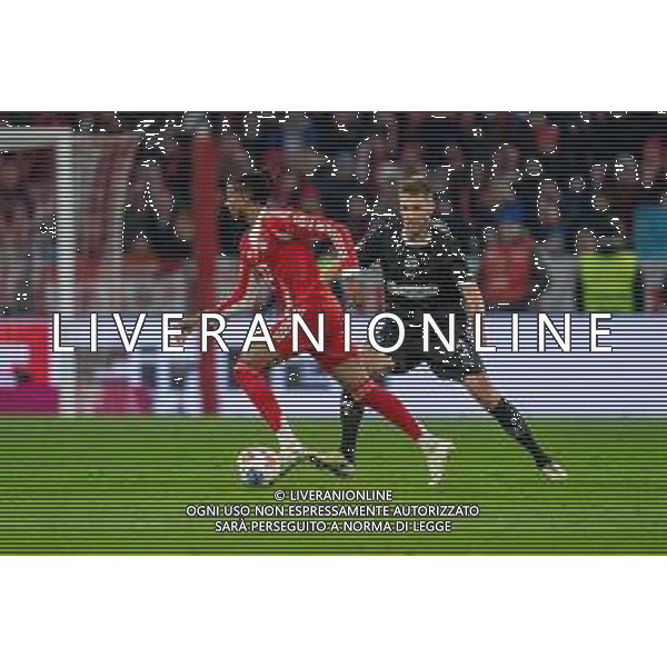 im Zweikampf, Aktion, mit Michael Olise #17 (FC Bayern Muenchen), Karol Mets #3 (FC St. Pauli), FC Bayern Muenchen vs. FC St. Pauli, Fussball, 1. Bundesliga, 12. Spieltag, 29.11.2025 DFB regulations prohibit any use of photographs as image sequences and/or quasi-video / action press AG KARMAPRESS-AG ALDO LIVERANI SAS