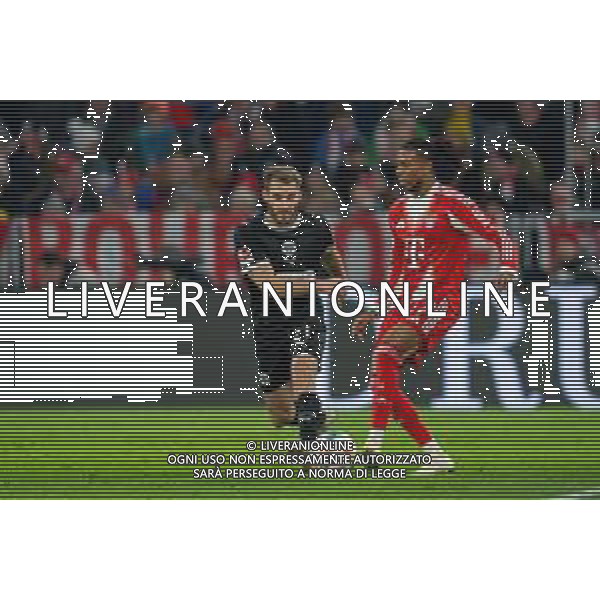 im Zweikampf, Aktion, mit Lars Ritzka #21 (FC St. Pauli), Michael Olise #17 (FC Bayern Muenchen), FC Bayern Muenchen vs. FC St. Pauli, Fussball, 1. Bundesliga, 12. Spieltag, 29.11.2025 DFB regulations prohibit any use of photographs as image sequences and/or quasi-video / action press AG KARMAPRESS-AG ALDO LIVERANI SAS