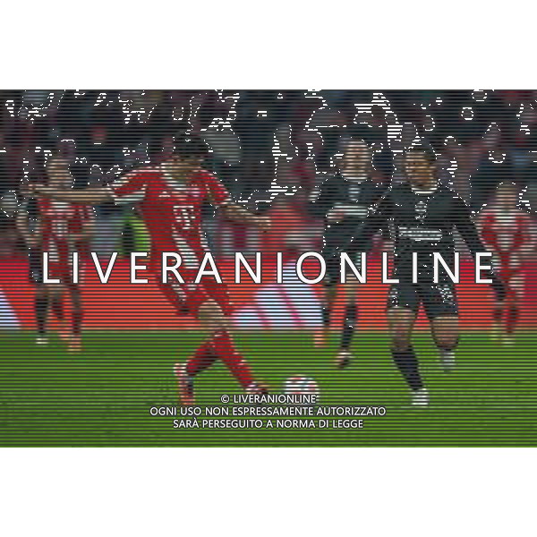 im Zweikampf, Aktion, mit Min-jae Kim #3 (FC Bayern Muenchen), Joel Chima Fujita #16 (FC St. Pauli), FC Bayern Muenchen vs. FC St. Pauli, Fussball, 1. Bundesliga, 12. Spieltag, 29.11.2025 DFB regulations prohibit any use of photographs as image sequences and/or quasi-video / action press AG KARMAPRESS-AG ALDO LIVERANI SAS