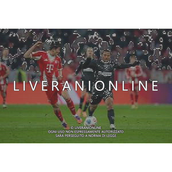 im Zweikampf, Aktion, mit Min-jae Kim #3 (FC Bayern Muenchen), Joel Chima Fujita #16 (FC St. Pauli), FC Bayern Muenchen vs. FC St. Pauli, Fussball, 1. Bundesliga, 12. Spieltag, 29.11.2025 DFB regulations prohibit any use of photographs as image sequences and/or quasi-video / action press AG KARMAPRESS-AG ALDO LIVERANI SAS
