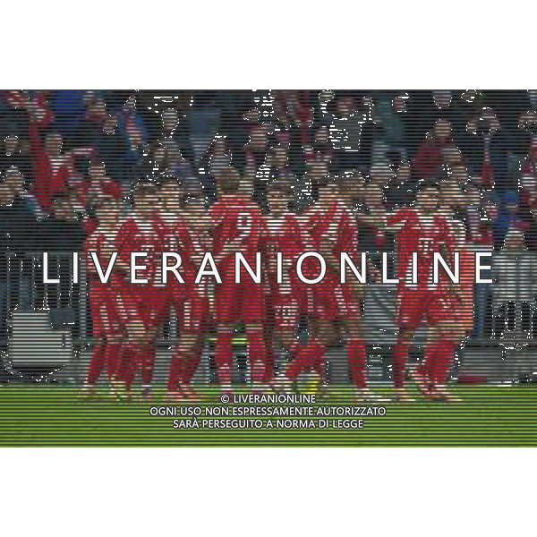 die Mannschaft freut sich ueber das Tor von Raphael Guerreiro #22 (FC Bayern Muenchen) zum Ausgleich 1:1, FC Bayern Muenchen vs. FC St. Pauli, Fussball, 1. Bundesliga, 12. Spieltag, 29.11.2025 DFB regulations prohibit any use of photographs as image sequences and/or quasi-video / action press AG KARMAPRESS-AG ALDO LIVERANI SAS