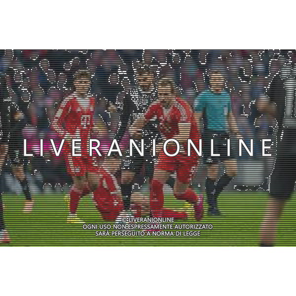 im Zweikampf, Aktion, mit Harry Kane #9 (FC Bayern Muenchen), FC Bayern Muenchen vs. FC St. Pauli, Fussball, 1. Bundesliga, 12. Spieltag, 29.11.2025 DFB regulations prohibit any use of photographs as image sequences and/or quasi-video / action press AG KARMAPRESS-AG ALDO LIVERANI SAS