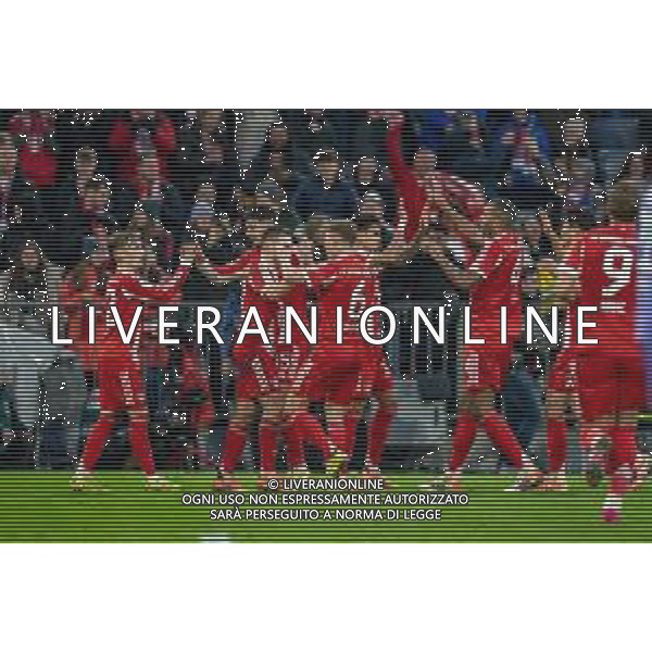 die Mannschaft freut sich ueber das Tor von Raphael Guerreiro #22 (FC Bayern Muenchen) zum Ausgleich 1:1, FC Bayern Muenchen vs. FC St. Pauli, Fussball, 1. Bundesliga, 12. Spieltag, 29.11.2025 DFB regulations prohibit any use of photographs as image sequences and/or quasi-video / action press AG KARMAPRESS-AG ALDO LIVERANI SAS