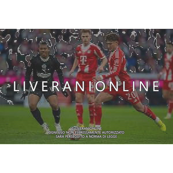 im Zweikampf, Aktion, mit Tom Bischof #20 (FC Bayern Muenchen), FC Bayern Muenchen vs. FC St. Pauli, Fussball, 1. Bundesliga, 12. Spieltag, 29.11.2025 DFB regulations prohibit any use of photographs as image sequences and/or quasi-video / action press AG KARMAPRESS-AG ALDO LIVERANI SAS