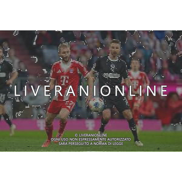 im Zweikampf, Aktion, mit Konrad Laimer #27 (FC Bayern Muenchen), Karol Mets #3 (FC St. Pauli), FC Bayern Muenchen vs. FC St. Pauli, Fussball, 1. Bundesliga, 12. Spieltag, 29.11.2025 DFB regulations prohibit any use of photographs as image sequences and/or quasi-video / action press AG KARMAPRESS-AG ALDO LIVERANI SAS