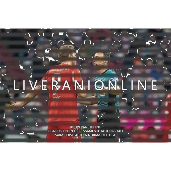 Harry Kane #9 (FC Bayern Muenchen) diskutiert mit dem Schiedsrichter, FC Bayern Muenchen vs. FC St. Pauli, Fussball, 1. Bundesliga, 12. Spieltag, 29.11.2025 DFB regulations prohibit any use of photographs as image sequences and/or quasi-video / action press AG KARMAPRESS-AG ALDO LIVERANI SAS