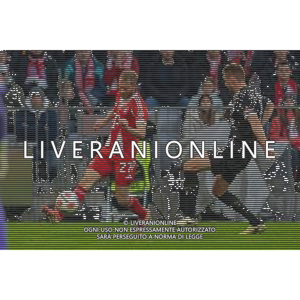 im Zweikampf, Aktion, mit Konrad Laimer #27 (FC Bayern Muenchen), FC Bayern Muenchen vs. FC St. Pauli, Fussball, 1. Bundesliga, 12. Spieltag, 29.11.2025 DFB regulations prohibit any use of photographs as image sequences and/or quasi-video / action press AG KARMAPRESS-AG ALDO LIVERANI SAS