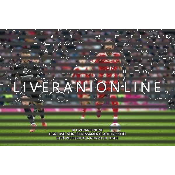 im Zweikampf, Aktion, mit James Sands #6 (FC St. Pauli), Harry Kane #9 (FC Bayern Muenchen), FC Bayern Muenchen vs. FC St. Pauli, Fussball, 1. Bundesliga, 12. Spieltag, 29.11.2025 DFB regulations prohibit any use of photographs as image sequences and/or quasi-video / action press AG KARMAPRESS-AG ALDO LIVERANI SAS