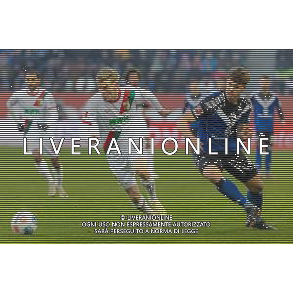 Anton Kade (FC Augsburg) und Luka Vuskovic (Hamburger SV) v-l im Zweikampf, FC Augsburg vs. Hamburger SV, Fussball, 1. Bundesliga, 11. Spieltag, 22.11.2025 DFB regulations prohibit any use of photographs as image sequences and/or quasi-video / action press AG KARMAPRESS-AG ALDO LIVERANI SAS