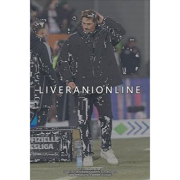 Cheftrainer Merlin Polzin (Hamburger SV) langt sich an deen Kopf, schaut enttaeuscht, FC Augsburg vs. Hamburger SV, Fussball, 1. Bundesliga, 11. Spieltag, 22.11.2025 DFB regulations prohibit any use of photographs as image sequences and/or quasi-video / action press AG KARMAPRESS-AG ALDO LIVERANI SAS