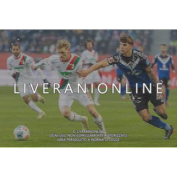 Anton Kade (FC Augsburg) und Luka Vuskovic (Hamburger SV) v-l im Zweikampf, FC Augsburg vs. Hamburger SV, Fussball, 1. Bundesliga, 11. Spieltag, 22.11.2025 DFB regulations prohibit any use of photographs as image sequences and/or quasi-video / action press AG KARMAPRESS-AG ALDO LIVERANI SAS