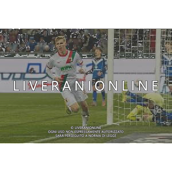 Torjubel, jubelt nach seinem Treffer zum 1:0 von Anton Kade (FC Augsburg), FC Augsburg vs. Hamburger SV, Fussball, 1. Bundesliga, 11. Spieltag, 22.11.2025 DFB regulations prohibit any use of photographs as image sequences and/or quasi-video / action press AG KARMAPRESS-AG ALDO LIVERANI SAS
