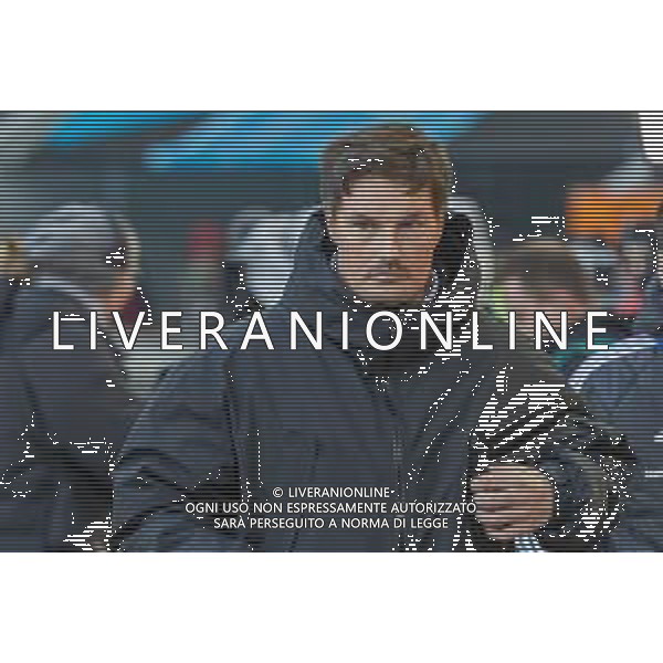 Cheftrainer Merlin Polzin (Hamburger SV) schaut, enttaeuscht, FC Augsburg vs. Hamburger SV, Fussball, 1. Bundesliga, 11. Spieltag, 22.11.2025 DFB regulations prohibit any use of photographs as image sequences and/or quasi-video / action press AG KARMAPRESS-AG ALDO LIVERANI SAS