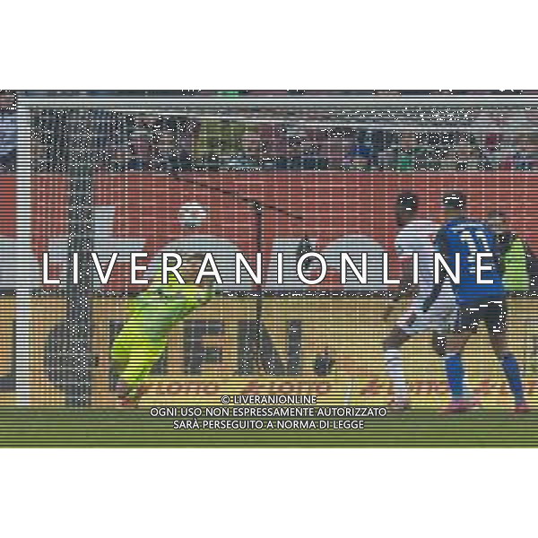 Torwart Finn Dahmen (FC Augsburg) parriert einen Schuss, FC Augsburg vs. Hamburger SV, Fussball, 1. Bundesliga, 11. Spieltag, 22.11.2025 DFB regulations prohibit any use of photographs as image sequences and/or quasi-video / action press AG KARMAPRESS-AG ALDO LIVERANI SAS