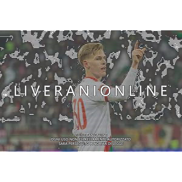 Torjubel, jubelt nach seinem Treffer zum 1:0 von Anton Kade (FC Augsburg), FC Augsburg vs. Hamburger SV, Fussball, 1. Bundesliga, 11. Spieltag, 22.11.2025 DFB regulations prohibit any use of photographs as image sequences and/or quasi-video / action press AG KARMAPRESS-AG ALDO LIVERANI SAS