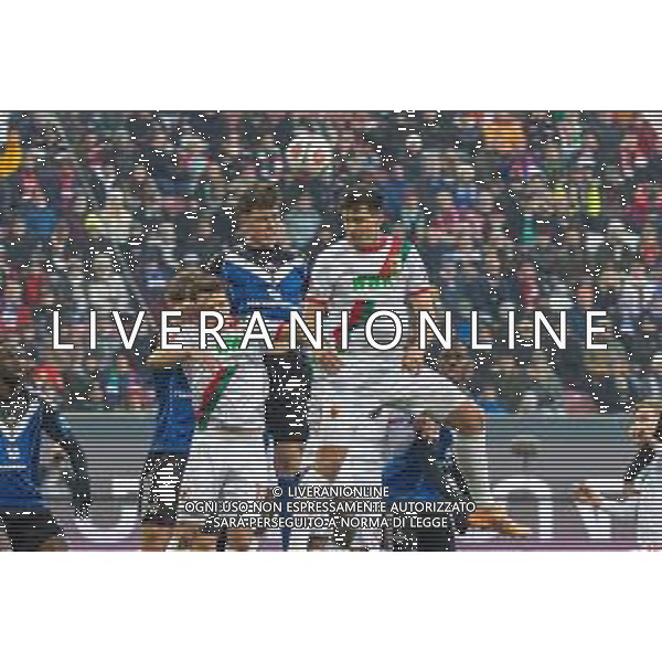 Robin Fellhauer (FC Augsburg), Nicolai Remberg (Hamburger SV) und Keven Schlotterbeck (FC Augsburg) v-l im Zweikampf, FC Augsburg vs. Hamburger SV, Fussball, 1. Bundesliga, 11. Spieltag, 22.11.2025 DFB regulations prohibit any use of photographs as image sequences and/or quasi-video / action press AG KARMAPRESS-AG ALDO LIVERANI SAS