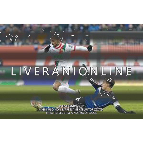 Alexis Claude-Maurice (FC Augsburg) und Nicolas Capaldo (Hamburger SV) v-l iztk, FC Augsburg vs. Hamburger SV, Fussball, 1. Bundesliga, 11. Spieltag, 22.11.2025 DFB regulations prohibit any use of photographs as image sequences and/or quasi-video / action press AG KARMAPRESS-AG ALDO LIVERANI SAS