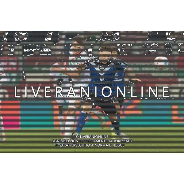 Robin Fellhauer (FC Augsburg) und Nicolai Remberg (Hamburger SV) v-l im Zweikampf, FC Augsburg vs. Hamburger SV, Fussball, 1. Bundesliga, 11. Spieltag, 22.11.2025 DFB regulations prohibit any use of photographs as image sequences and/or quasi-video / action press AG KARMAPRESS-AG ALDO LIVERANI SAS