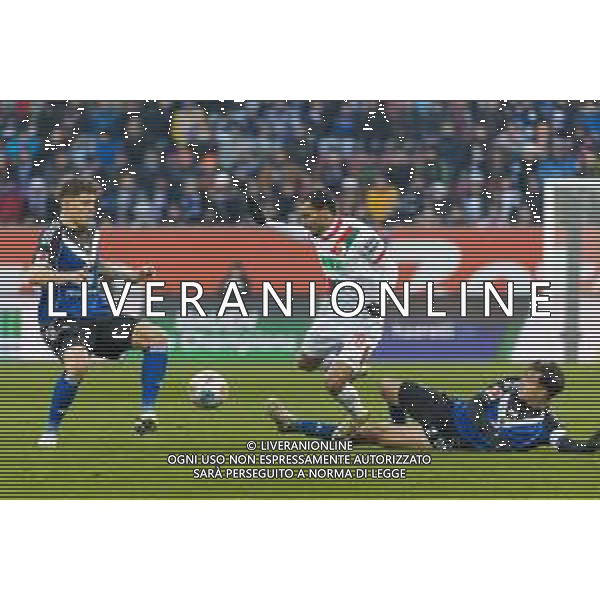 Nicolai Remberg (Hamburger SV), Alexis Claude-Maurice (FC Augsburg) und Nicolas Capaldo (Hamburger SV) v-l iztk, FC Augsburg vs. Hamburger SV, Fussball, 1. Bundesliga, 11. Spieltag, 22.11.2025 DFB regulations prohibit any use of photographs as image sequences and/or quasi-video / action press AG KARMAPRESS-AG ALDO LIVERANI SAS
