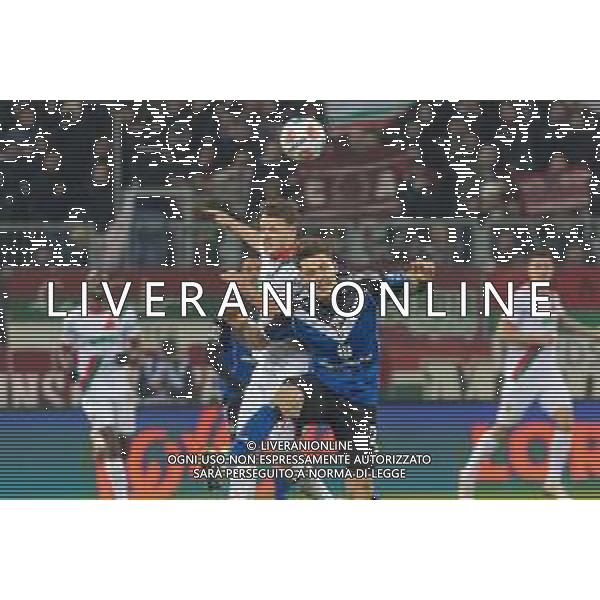Robin Fellhauer (FC Augsburg) und Nicolai Remberg (Hamburger SV) v-l im Zweikampf, FC Augsburg vs. Hamburger SV, Fussball, 1. Bundesliga, 11. Spieltag, 22.11.2025 DFB regulations prohibit any use of photographs as image sequences and/or quasi-video / action press AG KARMAPRESS-AG ALDO LIVERANI SAS