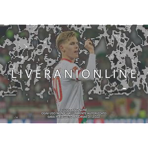Torjubel, jubelt nach seinem Treffer zum 1:0 von Anton Kade (FC Augsburg), FC Augsburg vs. Hamburger SV, Fussball, 1. Bundesliga, 11. Spieltag, 22.11.2025 DFB regulations prohibit any use of photographs as image sequences and/or quasi-video / action press AG KARMAPRESS-AG ALDO LIVERANI SAS
