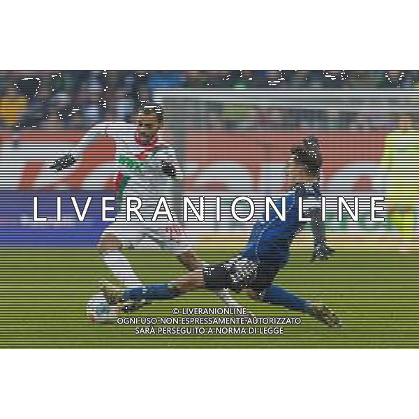 Alexis Claude-Maurice (FC Augsburg) und Nicolas Capaldo (Hamburger SV) v-l iztk, FC Augsburg vs. Hamburger SV, Fussball, 1. Bundesliga, 11. Spieltag, 22.11.2025 DFB regulations prohibit any use of photographs as image sequences and/or quasi-video / action press AG KARMAPRESS-AG ALDO LIVERANI SAS