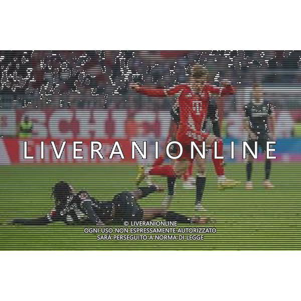 Karl Lennart #42 (FC Bayern Muenchen) im Zweikampf mit Johan Manzambi #44 (SC Freiburg), FC Bayern Muenchen - SC Freiburg, Fussball, Bundesliga, 11. Spieltag, 22.11.2025 DFB regulations prohibit any use of photographs as image sequences and/or quasi-video / action press AG KARMAPRESS-AG ALDO LIVERANI SAS