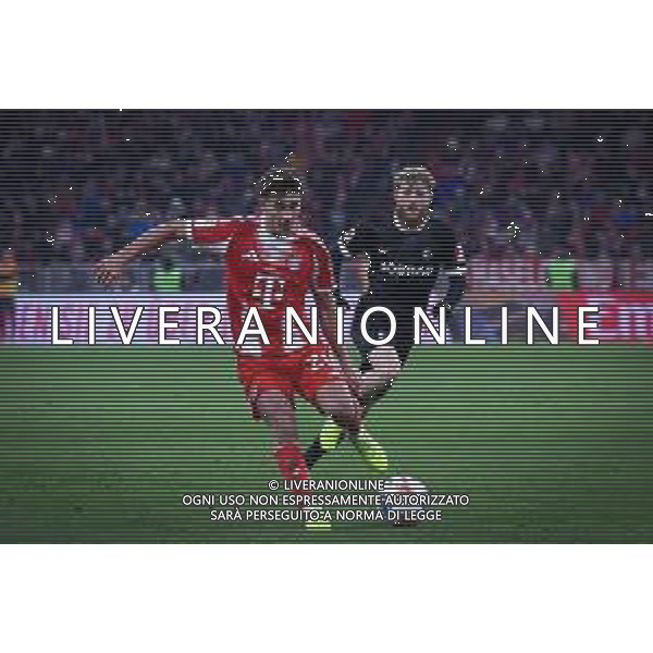 Tom Bischof #20 (FC Bayern Muenchen) in Aktion, mit Jan-Niklas Beste #19 (SC Freiburg), FC Bayern Muenchen vs. SC Freiburg, Fussball, Bundesliga, DFL, Saison 2025/2026, Hinrunde, 22.11.2025 DFB regulations prohibit any use of photographs as image sequences and/or quasi-video / action press AG KARMAPRESS-AG ALDO LIVERANI SAS