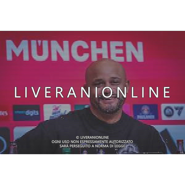 Ein zufriedener Chef-Trainer Vincent Kompany (FC Bayern Muenchen) auf der Pressekonferenz, FC Bayern Muenchen vs. SC Freiburg, Fussball, Bundesliga, DFL, Saison 2025/2026, Hinrunde, 22.11.2025 DFB regulations prohibit any use of photographs as image sequences and/or quasi-video / action press AG KARMAPRESS-AG ALDO LIVERANI SAS