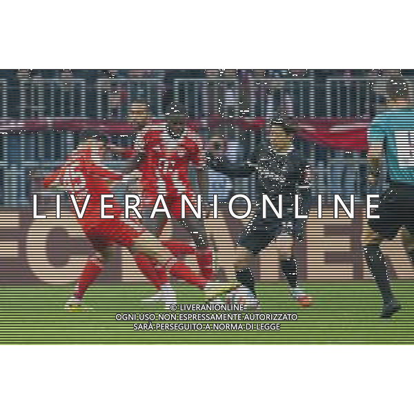 Aleksandar Pavlovic #45 (FC Bayern Muenchen), Dayot Upamecano #2 (FC Bayern Muenchen) im Zweikampf mit Yuito Suzuki #14 (SC Freiburg), FC Bayern Muenchen - SC Freiburg, Fussball, Bundesliga, 11. Spieltag, 22.11.2025 DFB regulations prohibit any use of photographs as image sequences and/or quasi-video / action press AG KARMAPRESS-AG ALDO LIVERANI SAS
