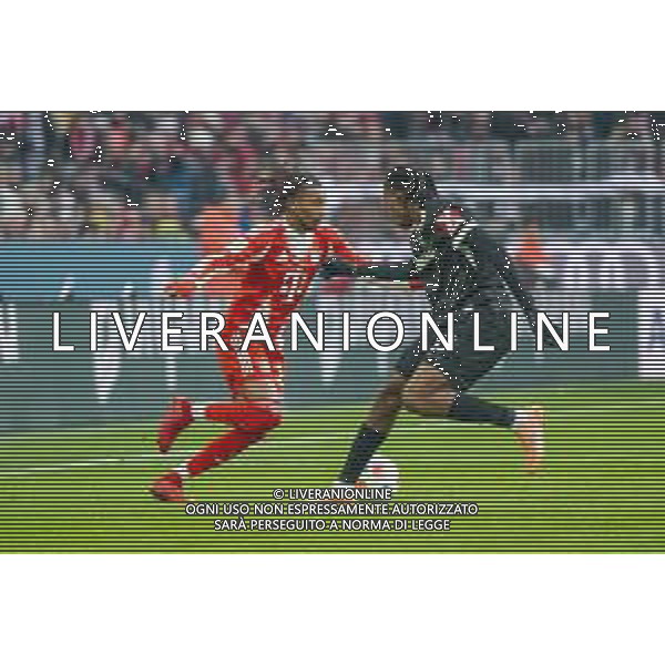 Michael Olise #17 (FC Bayern Muenchen) im Zweikampf mit Jordy Makengo #33 (SC Freiburg), FC Bayern Muenchen - SC Freiburg, Fussball, Bundesliga, 11. Spieltag, 22.11.2025 DFB regulations prohibit any use of photographs as image sequences and/or quasi-video / action press AG KARMAPRESS-AG ALDO LIVERANI SAS