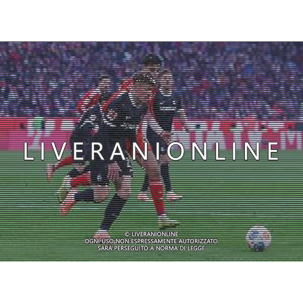 Philipp Treu #29 (SC Freiburg) vor Alexandar Pavlovic #45 (FC Bayern Muenchen) am Ball, FC Bayern Muenchen vs. SC Freiburg, Fussball, Bundesliga, DFL, Saison 2025/2026, Hinrunde, 22.11.2025 DFB regulations prohibit any use of photographs as image sequences and/or quasi-video / action press AG KARMAPRESS-AG ALDO LIVERANI SAS