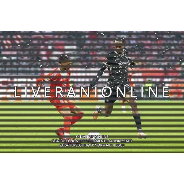 Michael Olise #17 (FC Bayern Muenchen) im Zweikampf mit Jordy Makengo #33 (SC Freiburg), FC Bayern Muenchen - SC Freiburg, Fussball, Bundesliga, 11. Spieltag, 22.11.2025 DFB regulations prohibit any use of photographs as image sequences and/or quasi-video / action press AG KARMAPRESS-AG ALDO LIVERANI SAS