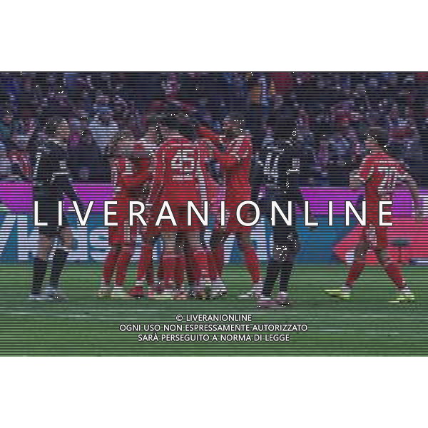 Torjubel der Mannschaft (FC Bayern Muenchen) nach dem 2:2 durch Michael Olise #17 (FC Bayern Muenchen), Jubel, FC Bayern Muenchen vs. SC Freiburg, Fussball, Bundesliga, DFL, Saison 2025/2026, Hinrunde, 22.11.2025 DFB regulations prohibit any use of photographs as image sequences and/or quasi-video / action press AG KARMAPRESS-AG ALDO LIVERANI SAS