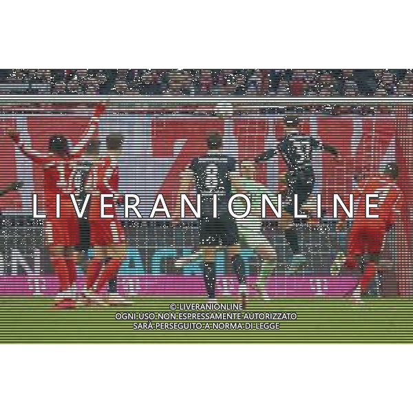 Szene vor dem FC Bayern Muenchen Tor, FC Bayern Muenchen - SC Freiburg, Fussball, Bundesliga, 11. Spieltag, 22.11.2025 DFB regulations prohibit any use of photographs as image sequences and/or quasi-video / action press AG KARMAPRESS-AG ALDO LIVERANI SAS