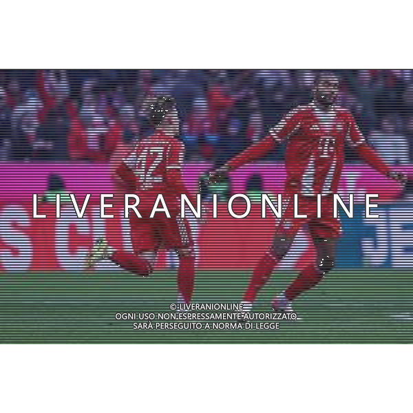 Jonathan Tah #4 (FC Bayern Muenchen) gratuliert Lennart Karl #42 (FC Bayern Muenchen) zu seinem Treffer zum 1:2, Jubel, FC Bayern Muenchen vs. SC Freiburg, Fussball, Bundesliga, DFL, Saison 2025/2026, Hinrunde, 22.11.2025 DFB regulations prohibit any use of photographs as image sequences and/or quasi-video / action press AG KARMAPRESS-AG ALDO LIVERANI SAS