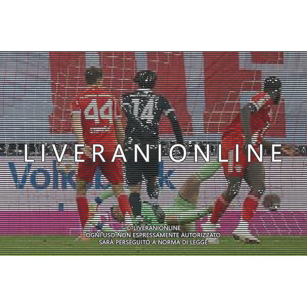 Manuel Neuer #1 (FC Bayern Muenchen)kann nicht halten, 0:1, Torschuetze Yuito Suzuki #14 (SC Freiburg), FC Bayern Muenchen - SC Freiburg, Fussball, Bundesliga, 11. Spieltag, 22.11.2025 DFB regulations prohibit any use of photographs as image sequences and/or quasi-video / action press AG KARMAPRESS-AG ALDO LIVERANI SAS